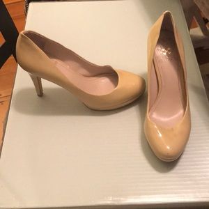 Vince Camuto nude/taupe heels